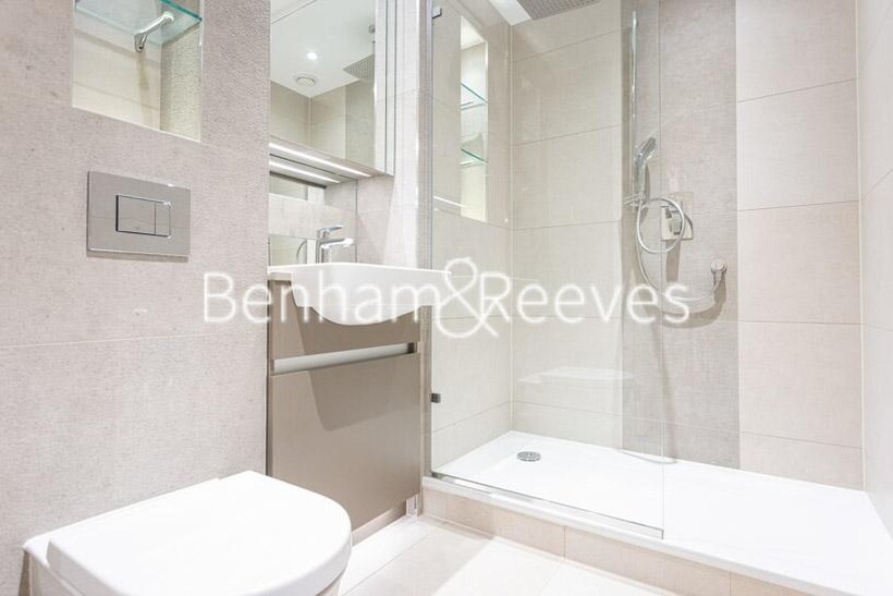 Duke Of Wellington Avenue, Woolwich SE18 2 bed apartment to rent - £2,700 pcm (£623 pw)