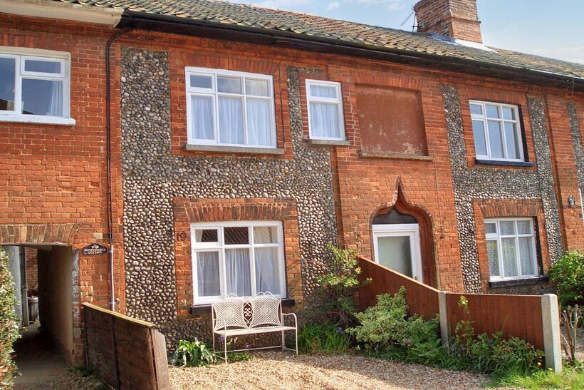 New Street, Holt NR25 2 bed terraced house to rent - £850 pcm (£196 pw)