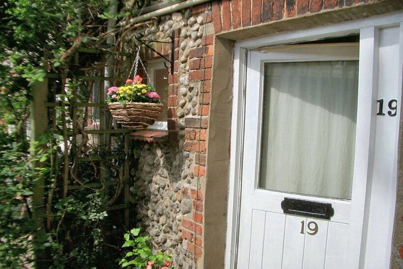 New Street, Holt NR25 2 bed terraced house to rent - £850 pcm (£196 pw)