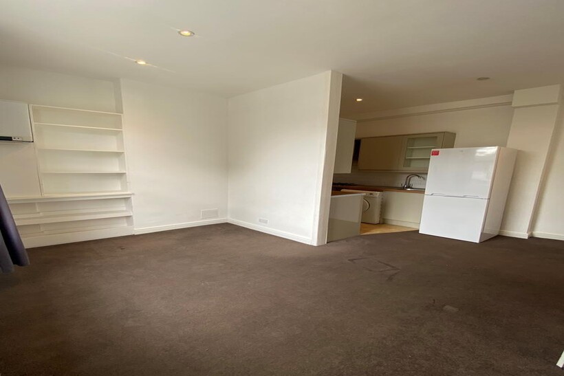 Hayter Road, London SW2 2 bed flat to rent - £1,800 pcm (£415 pw)