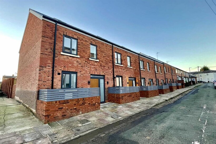 Hatton Street, Macclesfield 3 bed house to rent - £1,550 pcm (£358 pw)