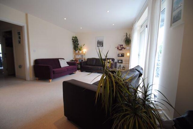 Kingswood Court, Hither Green... 2 bed apartment to rent - £1,800 pcm (£415 pw)
