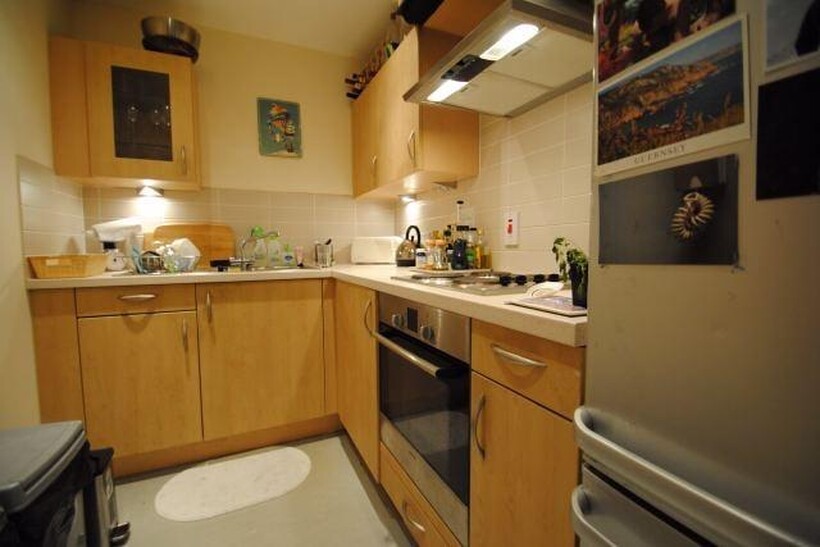 Kingswood Court, Hither Green... 2 bed apartment to rent - £1,800 pcm (£415 pw)