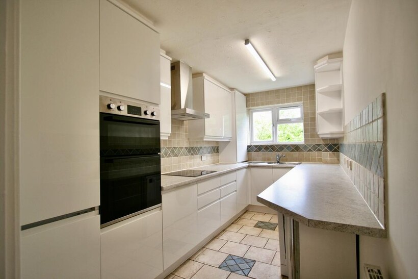 Hendon Lane, London N3 2 bed apartment to rent - £1,850 pcm (£427 pw)