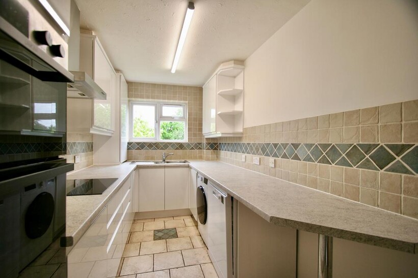 Hendon Lane, London N3 2 bed apartment to rent - £1,850 pcm (£427 pw)