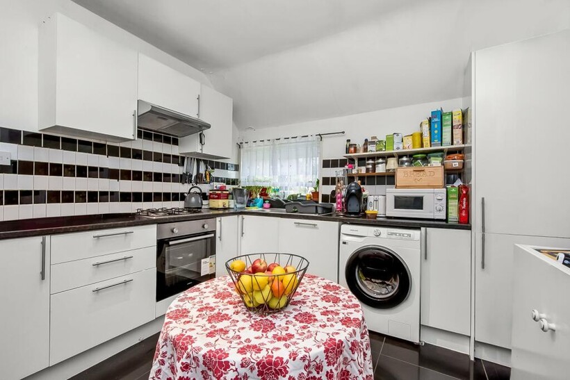Gibbs Close, London, SE19 3 bed maisonette to rent - £2,400 pcm (£554 pw)