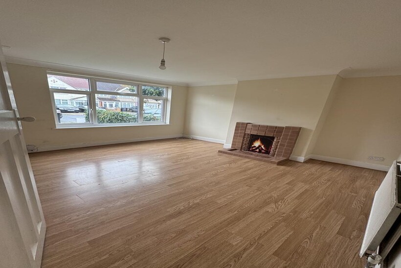 Burnham Gardens, Hounslow TW4 4 bed semi-detached house to rent - £2,500 pcm (£577 pw)