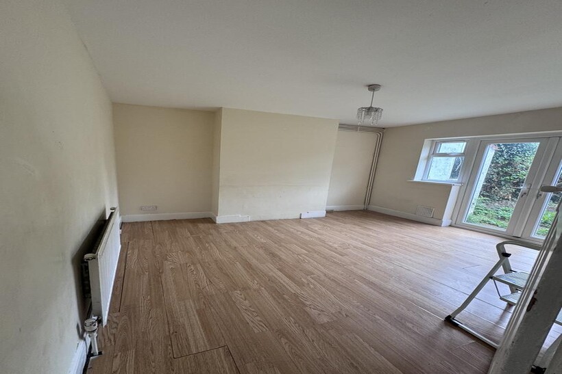 Burnham Gardens, Hounslow TW4 4 bed semi-detached house to rent - £2,500 pcm (£577 pw)