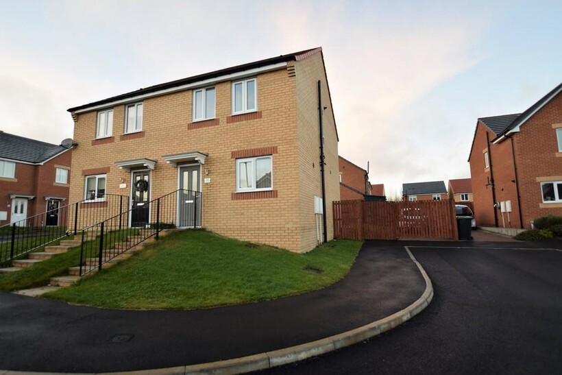 Viscount Close, Catchgate, Stanley 3 bed semi-detached house to rent - £750 pcm (£173 pw)