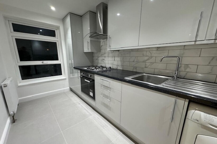 Croydon CR0 1 bed flat to rent - £1,400 pcm (£323 pw)