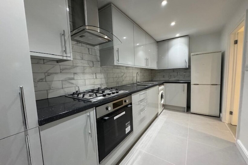 Croydon CR0 1 bed flat to rent - £1,400 pcm (£323 pw)