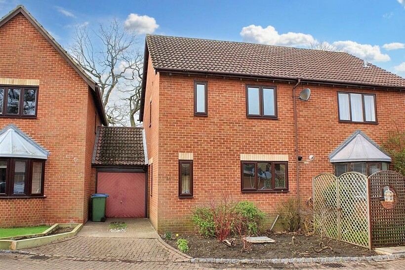 Mistys Field, Walton-on-Thames KT12 3 bed semi-detached house to rent - £1,950 pcm (£450 pw)