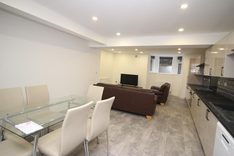 17 Norwood Terrace, Hyde Park, Leeds LS6 6 bed terraced house to rent - £4,056 pcm (£936 pw)