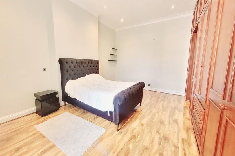 West Halkin Street, London SW1X 1 bed flat to rent - £3,033 pcm (£700 pw)