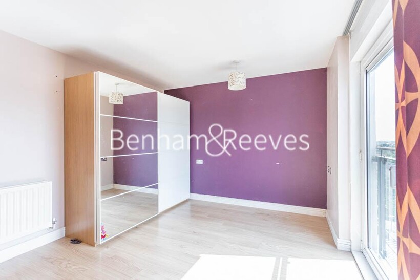 Erebus Drive, Woolwich SE28 2 bed apartment to rent - £1,900 pcm (£438 pw)