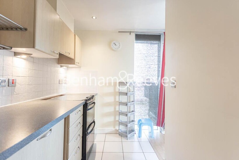 Erebus Drive, Woolwich SE28 2 bed apartment to rent - £1,900 pcm (£438 pw)
