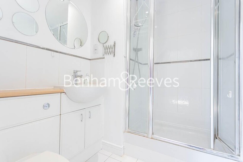 Erebus Drive, Woolwich SE28 2 bed apartment to rent - £1,900 pcm (£438 pw)