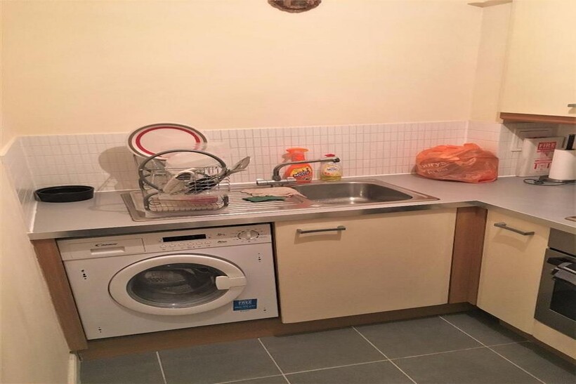 Room, Gawton Crescent, Coulsdon CR5 1PN 1 bed in a house share to rent - £650 pcm (£150 pw)