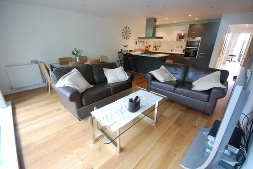 Chiswick High Road, London W4 1 bed flat to rent - £2,795 pcm (£645 pw)