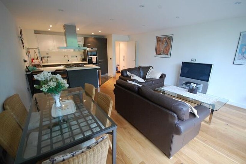 Chiswick High Road, London W4 1 bed flat to rent - £2,795 pcm (£645 pw)