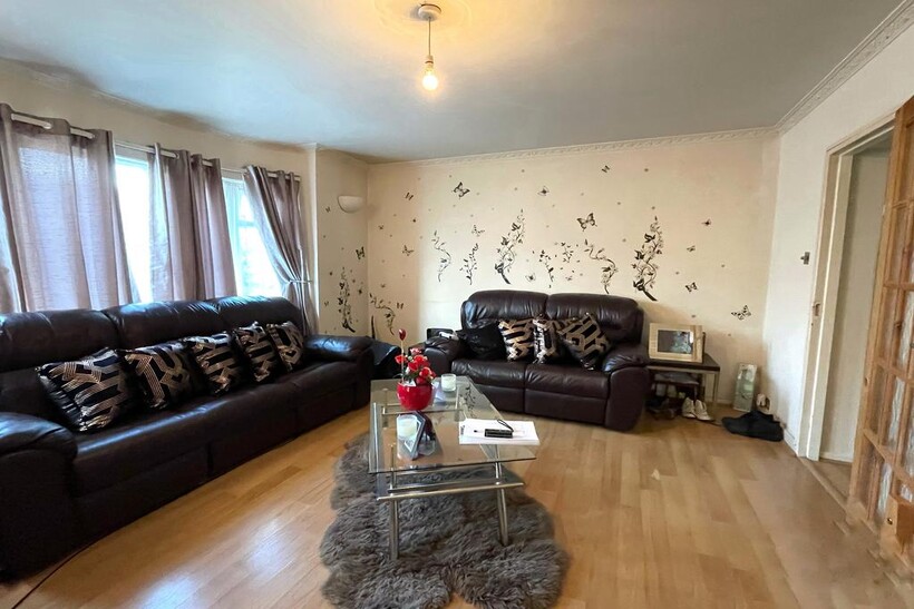 Carpenters Road, Enfield EN1 2 bed flat to rent - £1,750 pcm (£404 pw)