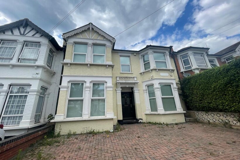 Ilford Mixed use to rent - £3,750 pcm (£865 pw)