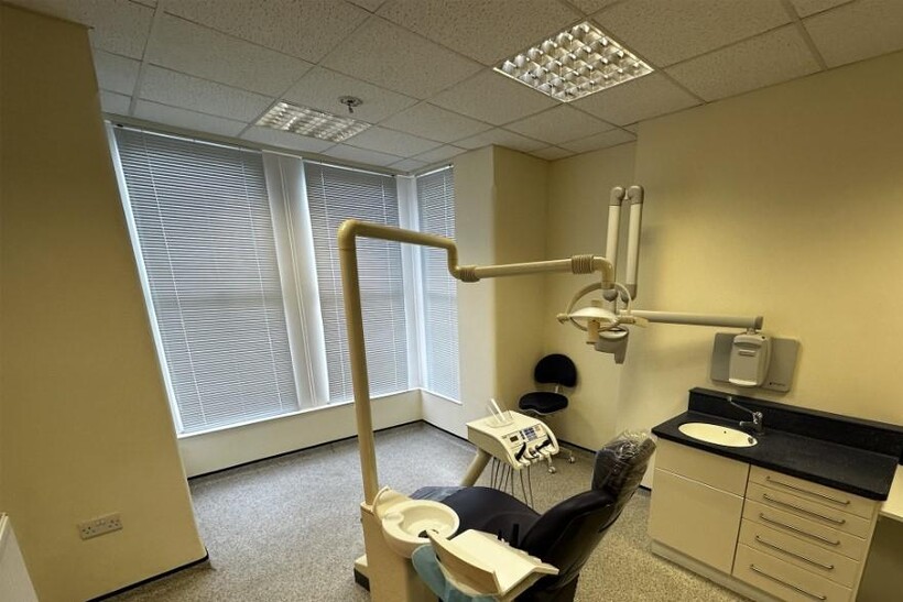 Ilford Mixed use to rent - £3,750 pcm (£865 pw)