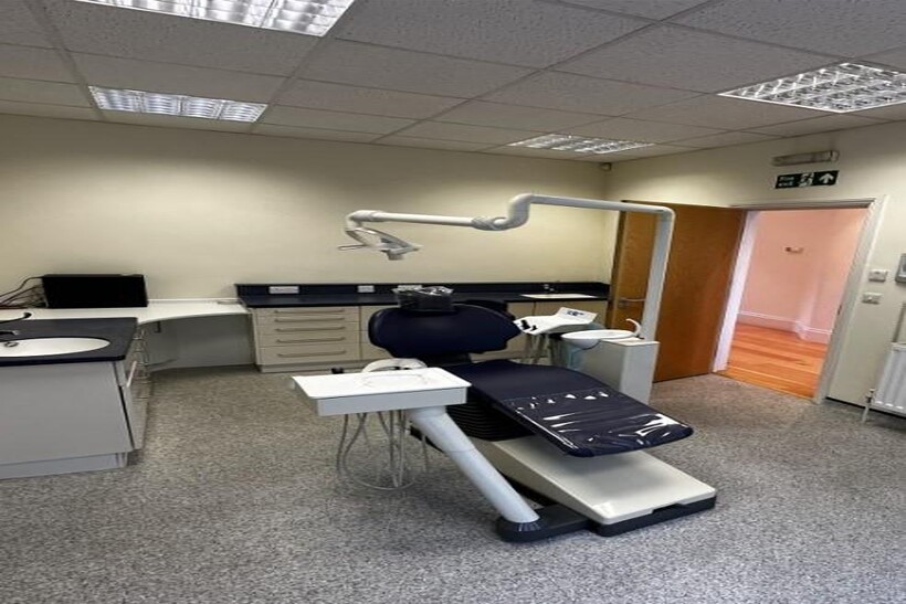 Ilford Mixed use to rent - £3,750 pcm (£865 pw)