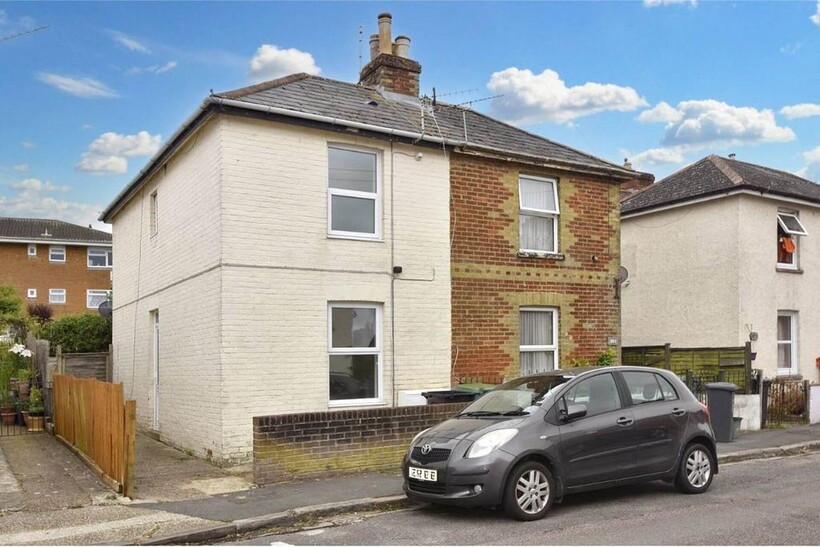 Cross Street, Oakfield PO33 3 bed semi-detached house to rent - £895 pcm (£207 pw)