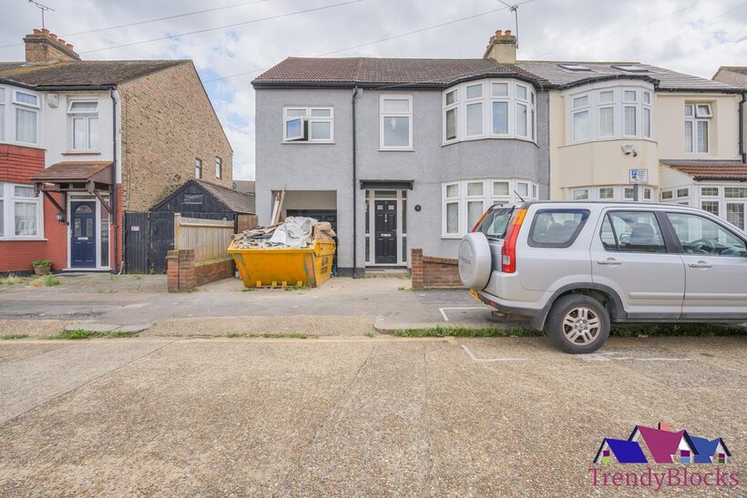 Edward Road, Romford RM6 4 bed terraced house to rent - £2,700 pcm (£623 pw)