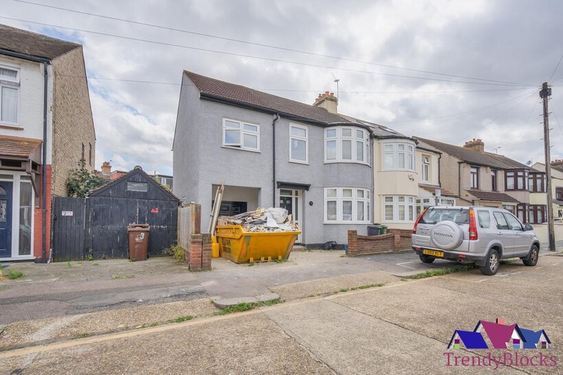 Edward Road, Romford RM6 4 bed terraced house to rent - £2,700 pcm (£623 pw)