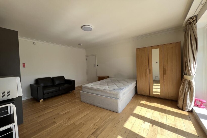 Quinta Drive, Barnet, Hertfordshire, EN5 House share to rent - £900 pcm (£208 pw)