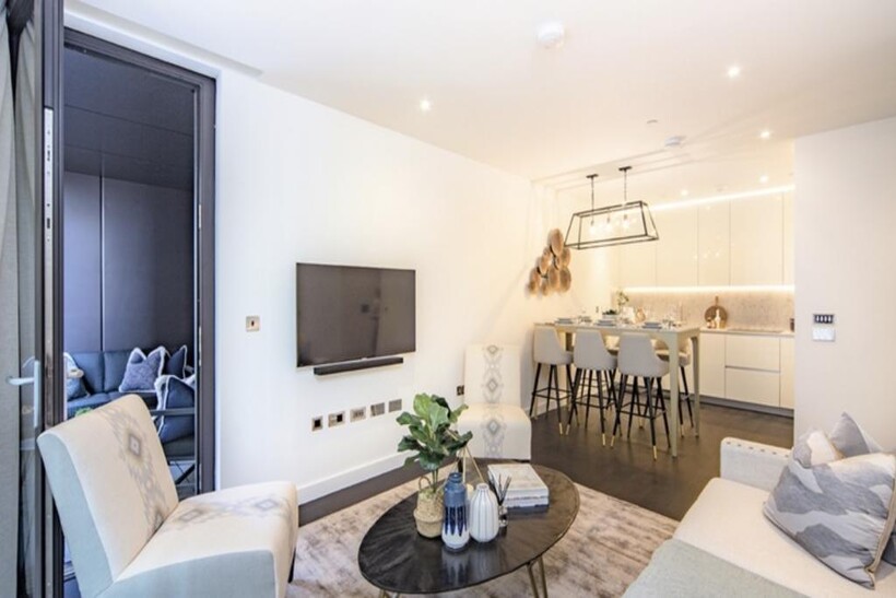 4 Charles Clowes Walk,Thornes House,4... 2 bed apartment to rent - £4,377 pcm (£1,010 pw)