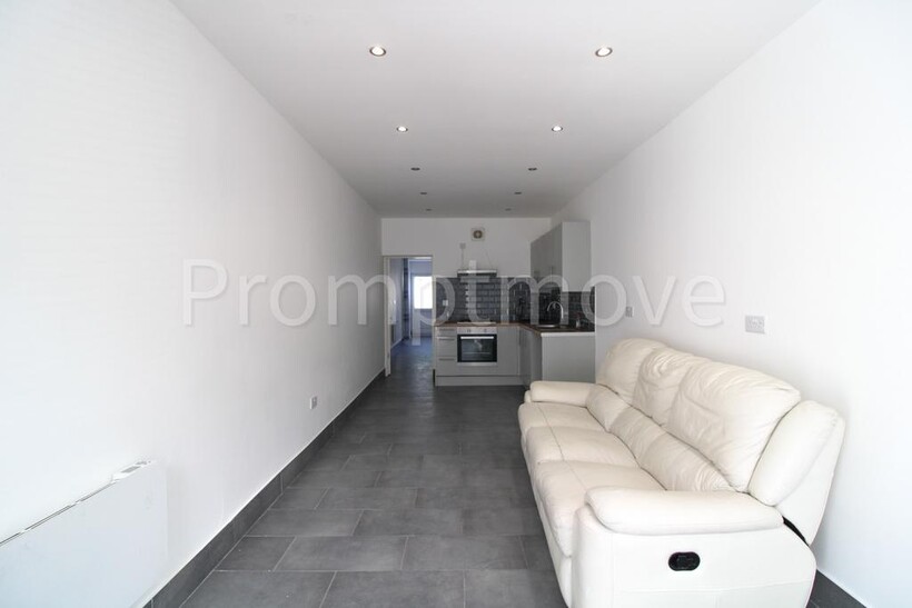 High Town Road Luton LU2 0DL 1 bed ground floor flat to rent - £900 pcm (£208 pw)