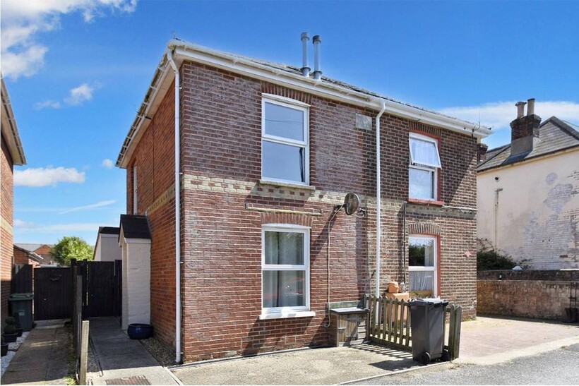 Worsley Road, Newport PO30 3 bed semi-detached house to rent - £1,150 pcm (£265 pw)