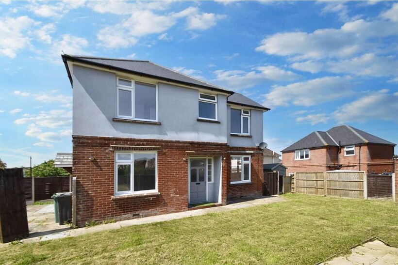 Worsley Road, Newport PO30 3 bed detached house to rent - £1,250 pcm (£288 pw)