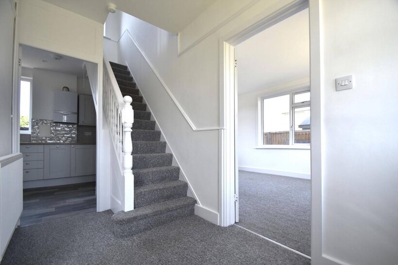 Worsley Road, Newport PO30 3 bed detached house to rent - £1,250 pcm (£288 pw)