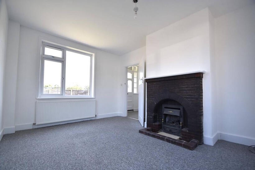 Worsley Road, Newport PO30 3 bed detached house to rent - £1,250 pcm (£288 pw)