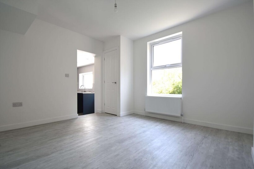 High Street, Ryde PO33 3 bed terraced house to rent - £1,200 pcm (£277 pw)