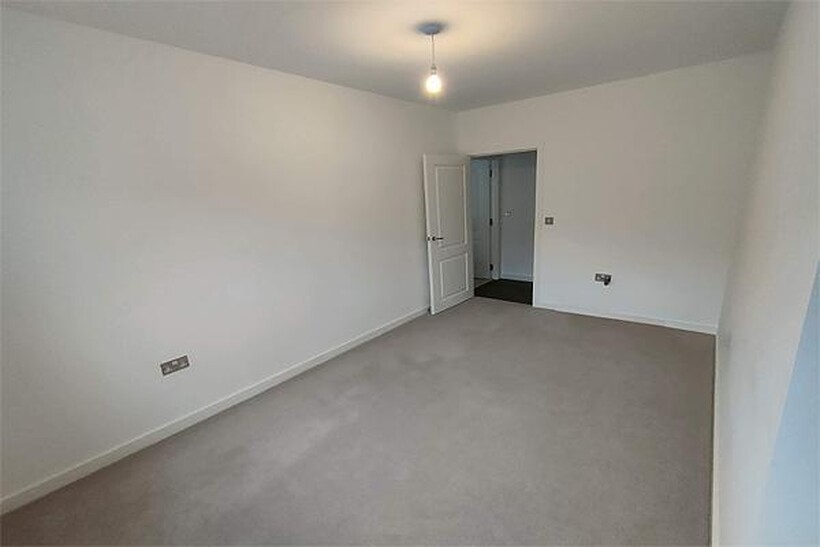 Haven Road, Rainham RM13 2 bed flat to rent - £1,900 pcm (£438 pw)