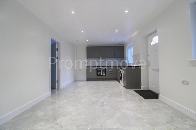 Dunstable Road Luton LU4 8SE 1 bed flat to rent - £1,100 pcm (£254 pw)