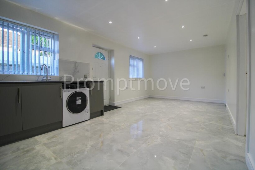 Dunstable Road Luton LU4 8SE 1 bed flat to rent - £1,100 pcm (£254 pw)