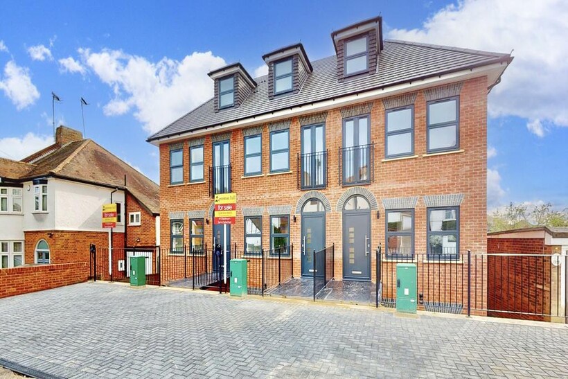 Silverdale Road, Bushey WD23 5 bed semi-detached house to rent - £3,750 pcm (£865 pw)
