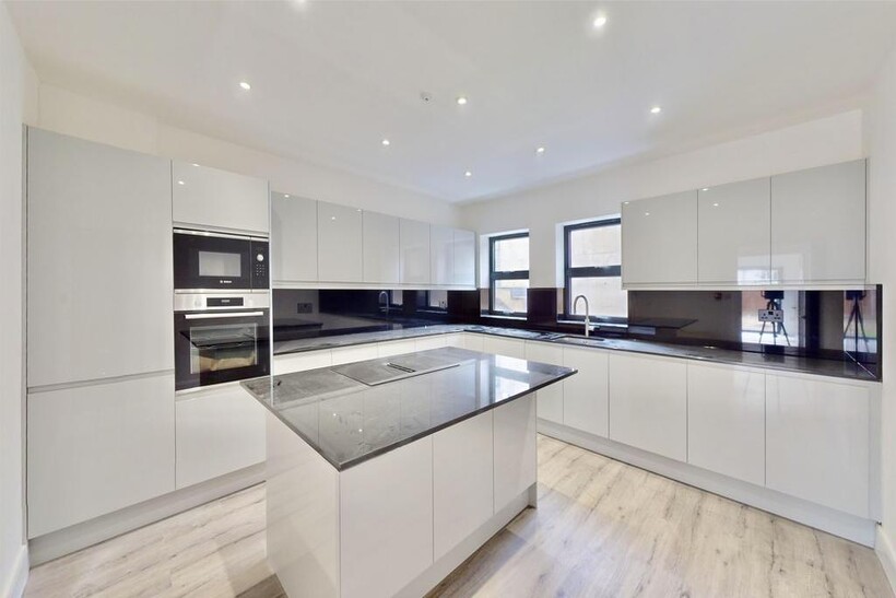 Silverdale Road, Bushey WD23 5 bed semi-detached house to rent - £3,750 pcm (£865 pw)