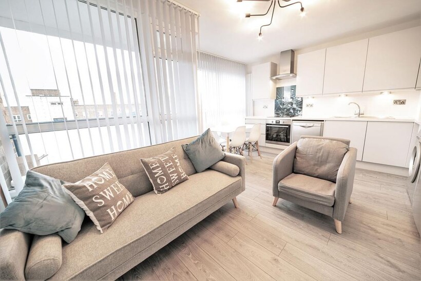 Goldsmith Road, London SE15 4 bed flat to rent - £3,250 pcm (£750 pw)