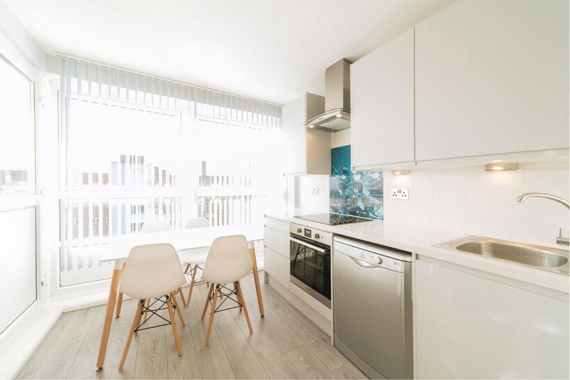 Goldsmith Road, London SE15 4 bed flat to rent - £3,250 pcm (£750 pw)