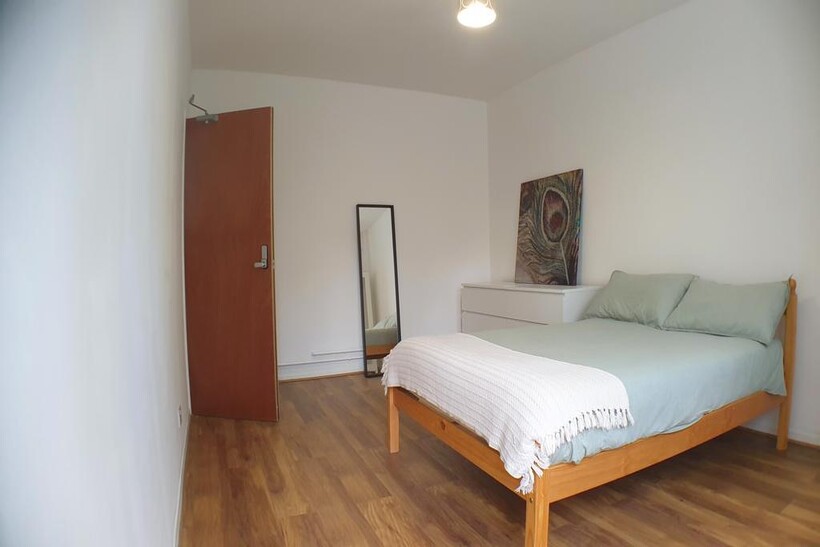 Mile End Road, London E1 3 bed flat to rent - £3,000 pcm (£692 pw)