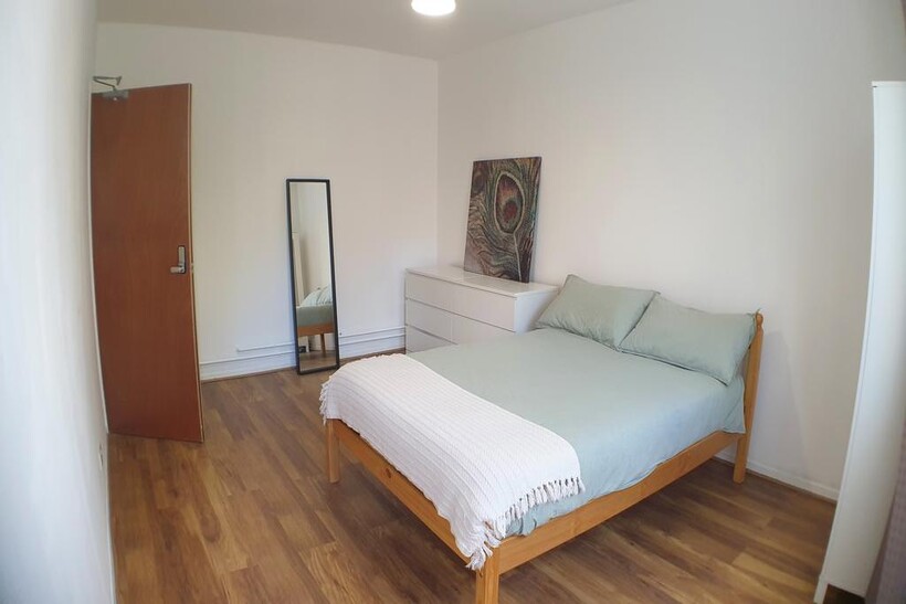 Mile End Road, London E1 3 bed flat to rent - £3,000 pcm (£692 pw)