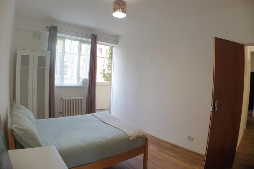 Mile End Road, London E1 3 bed flat to rent - £3,000 pcm (£692 pw)