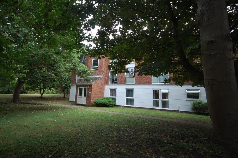 Ravensmede Way, London W4 1 bed flat to rent - £1,599 pcm (£369 pw)